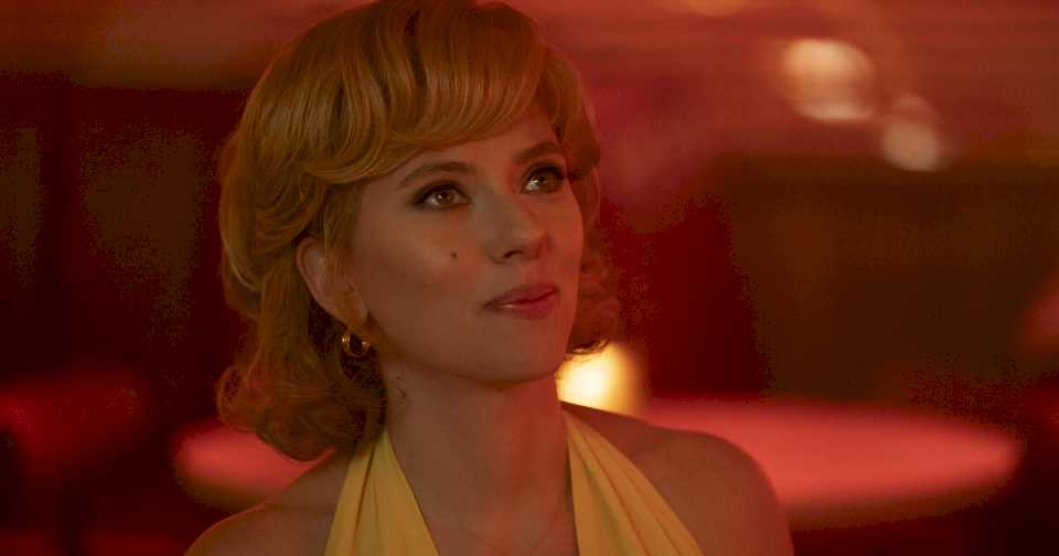 da-gusto-ver-a-scarlett-johansson-como-mentirosa-serial-en-la-otra-cara-de-la-luna