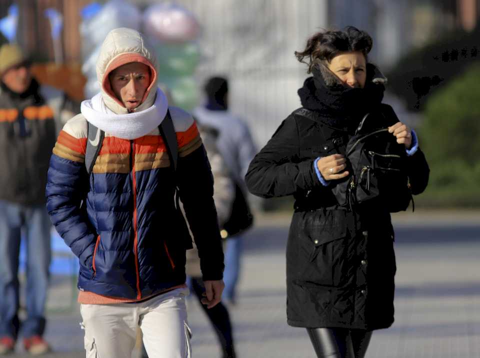 sigue-la-ola-polar:-anticipan-un-jueves-con-cielo-algo-nublado-y-una-maxima-de-solo-13°