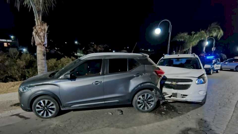 carlos-paz:-iba-manejando-y-se-estrello-contra-un-auto-estacionado