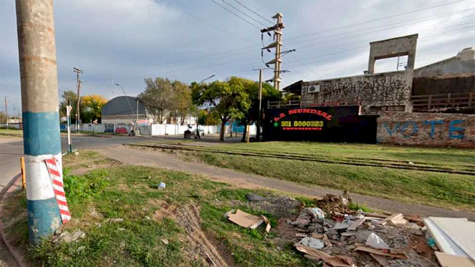 fuerte-choque-entre-un-tren-de-carga-y-un-colectivo-en-cordoba