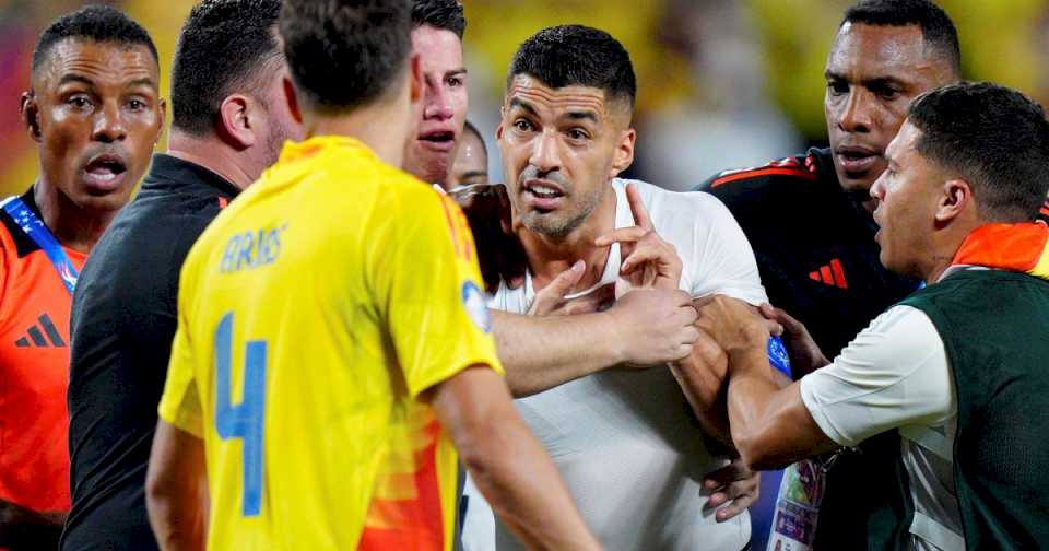 escandalo-en-uruguay-vs-colombia:-el-picante-cruce-entre-luis-suarez-y-miguel-borja-al-momento-de-las-pinas-en-la-tribuna