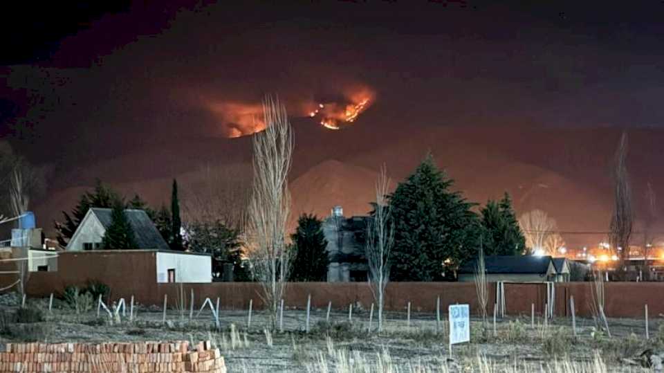 tafi-del-valle:-incendio-en-el-cerro-munoz:-defensa-civil-en-alerta