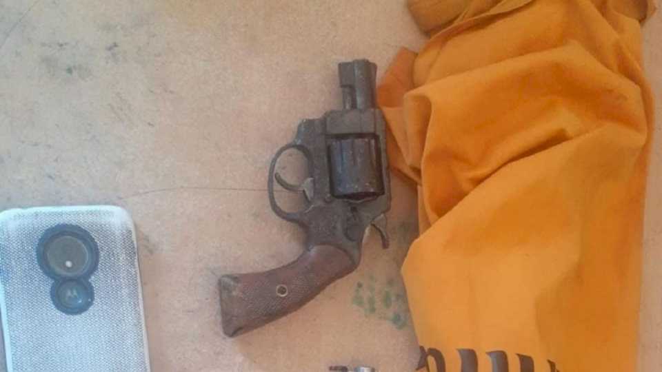 llegaron-a-allanarle-la-casa-y-huyo-arrojando-un-arma-calibre-22