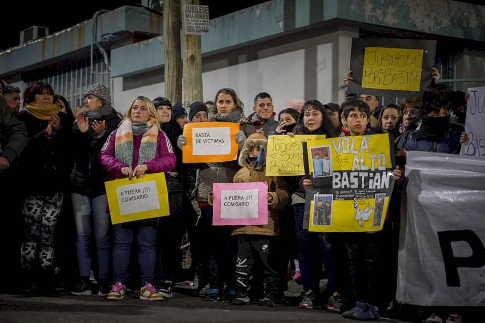 multitudinaria-marcha-en-wilde:-vecinos-pidieron-justicia-por-el-nene-que-fue-asesinado-en-un-tiroteo