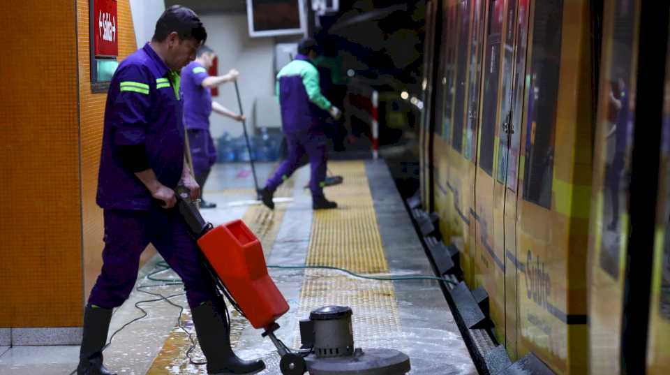 el-secreto-nocturno-de-los-subtes-portenos:-como-es-la-limpieza-bajo-tierra-y-cuantas-personas-trabajan