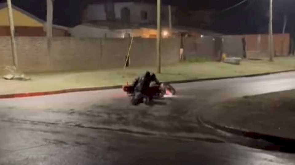 un-joven-grabo-como-caen-los-motociclistas-en-una-esquina-de-ezeiza-y-el-video-se-viralizo:-“es-mi-pasion”