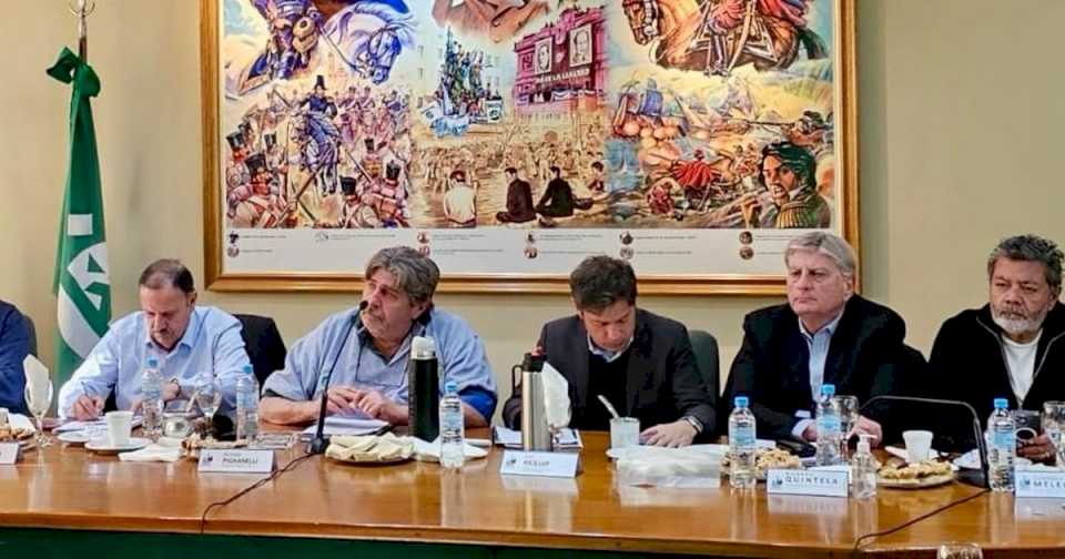 Con los gremios y en el Congreso, el peronismo expone los despidos y sube la presión a Javier Milei