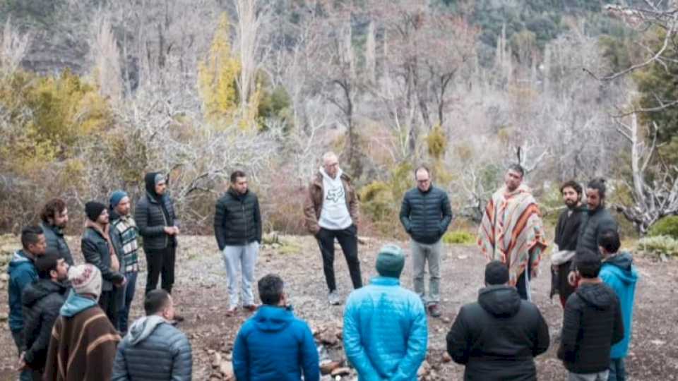 biodanza,-yoga-y-fuego-sagrado:-como-es-el-encuentro-mistico-de-hombres-que-es-furor-en-cordoba