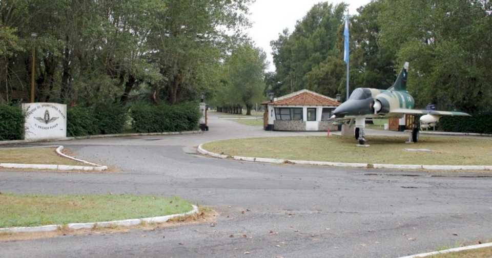 tragedia-en-tandil:-un-integrante-de-la-fuerza-aerea-murio-durante-un-entrenamiento-de-paracaidismo