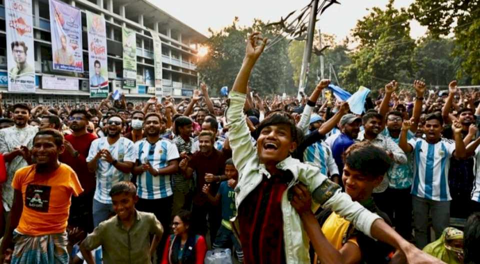 locura-en-bangladesh-por-la-seleccion-argentina:-otra-vez-miles-de-personas-salieron-a-festejar