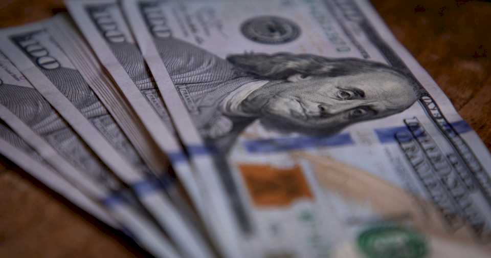 Baja el dólar blue y los financieros se derrumban en el arranque de la intervención cambiaria