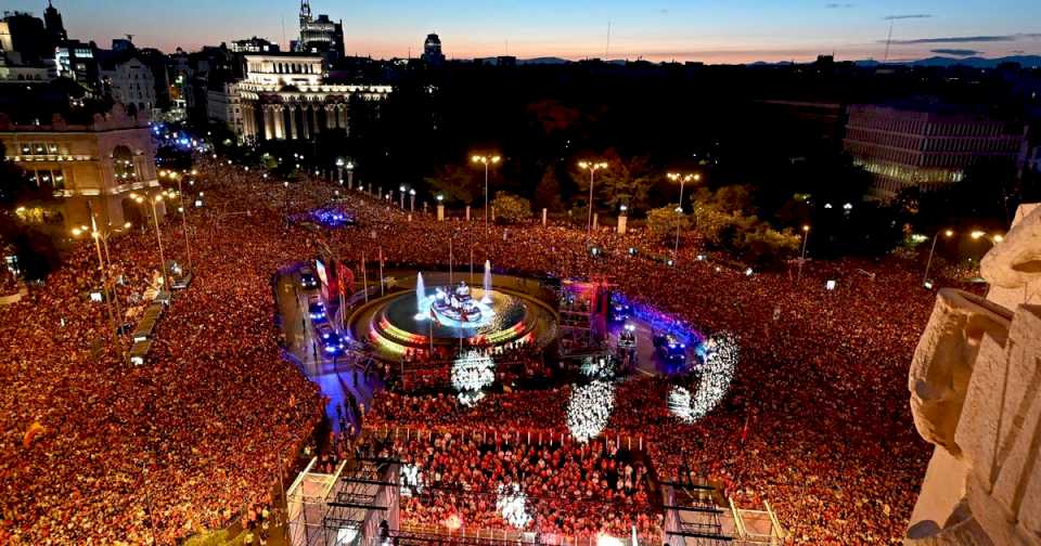 los-festejos-de-espana-campeona-de-europa:-del-desplante-de-carvajal-al-presidente-pedro-sanchez-a-la-euforia-en-la-plaza-de-cibeles