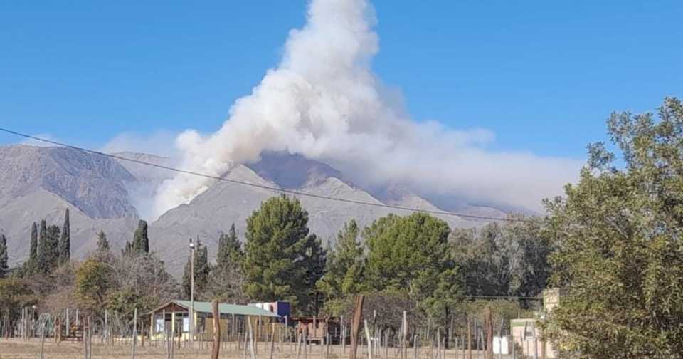 incendio-fuera-de-control-en-cordoba:-ya-se-quemaron-mas-de-70-hectareas-en-el-valle-de-traslasierra