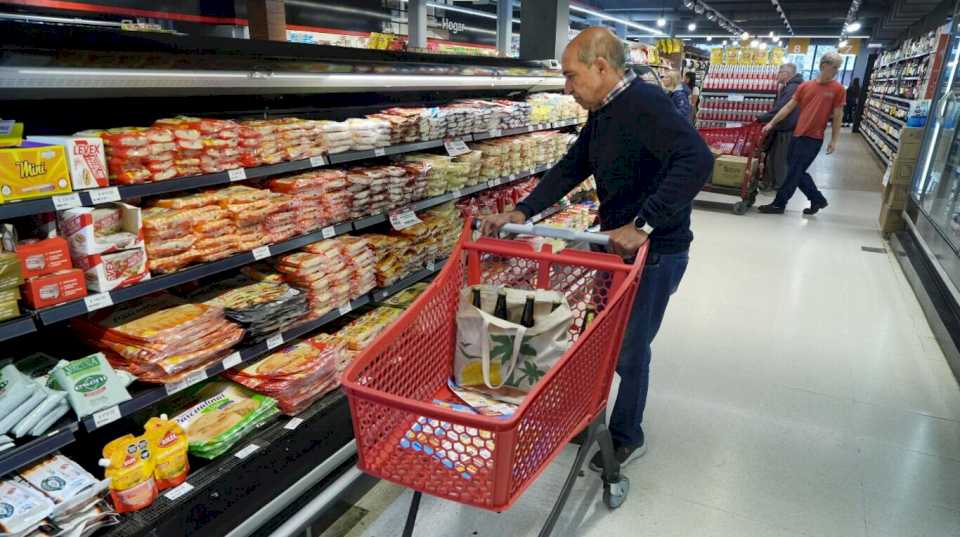 El consumo sigue en baja: las ventas en los supermercados acumulan una caída de 8,5% en lo que va del año