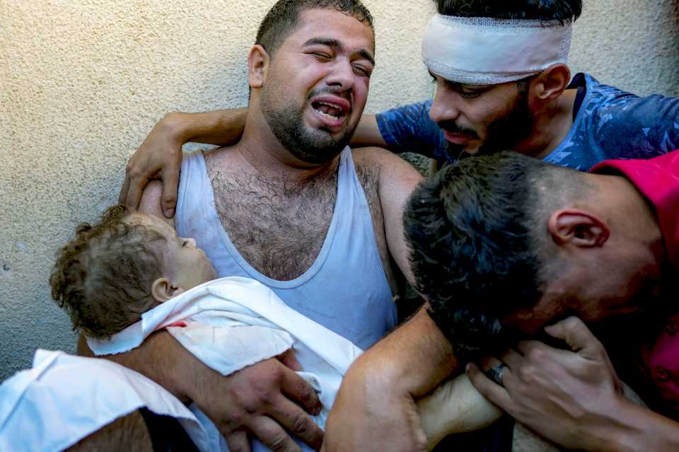 un-padre-palestino-llora-la-muerte-de-su-bebe-por-un-ataque-de-israel-contra-gaza