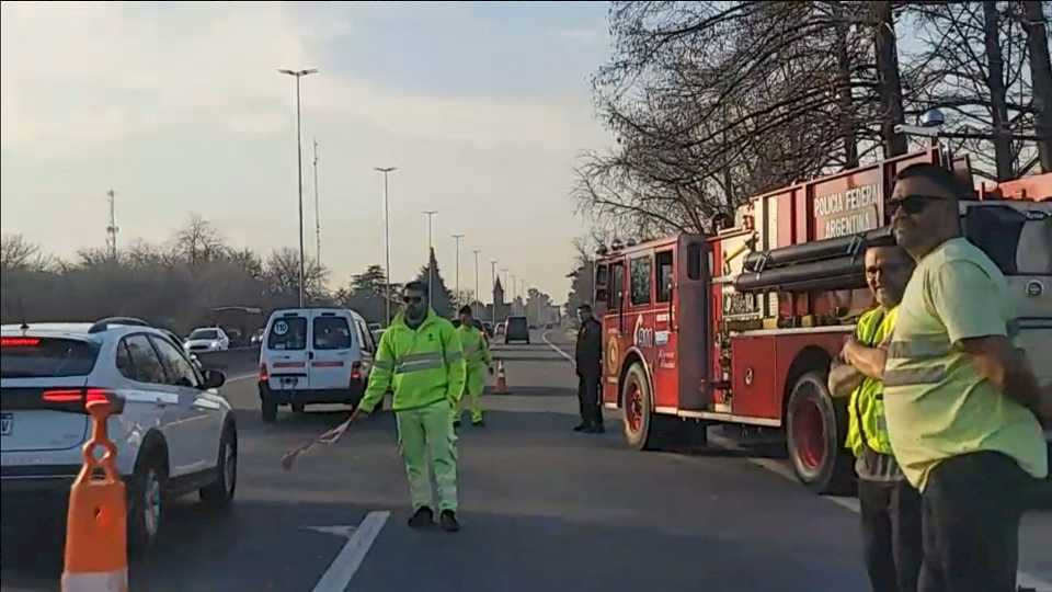 tragedia-en-la-autopista-ricchieri:-un-conductor-murio-tras-un-choque-y-vuelco