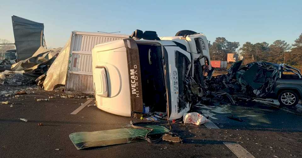 un-camion-se-cruzo-de-mano-en-la-ruta-9,-choco-de-frente-a-una-camioneta-y-mato-al-conductor