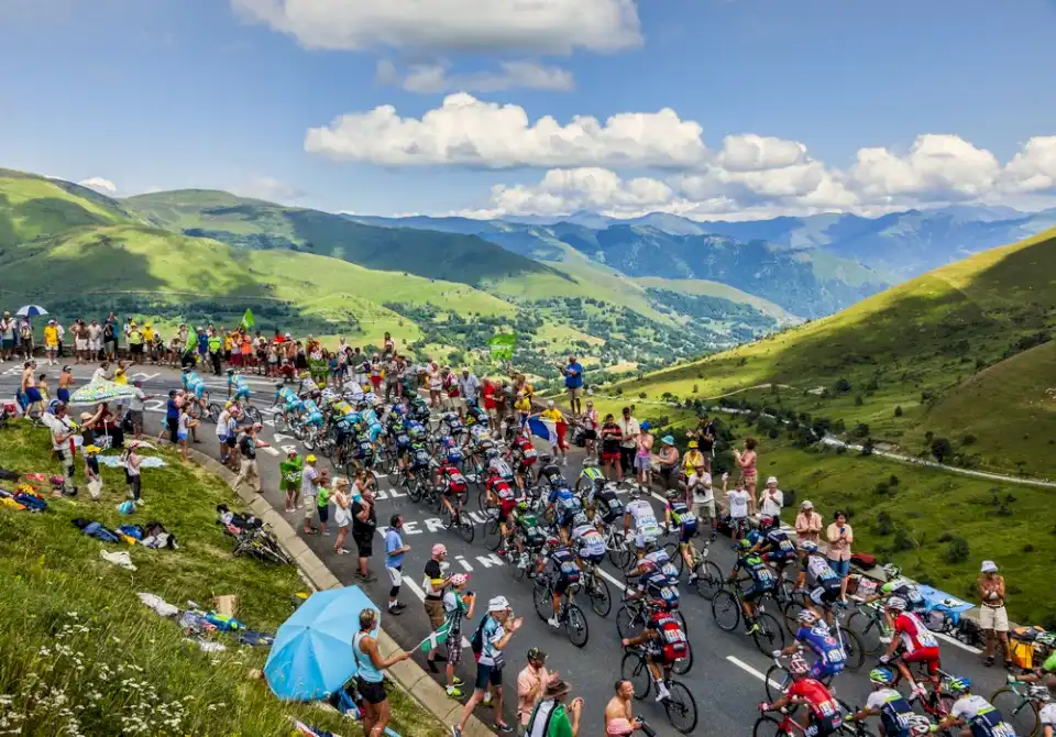 ciclismo:-la-etapa-18-del-tour-de-francia-continua-con-todo