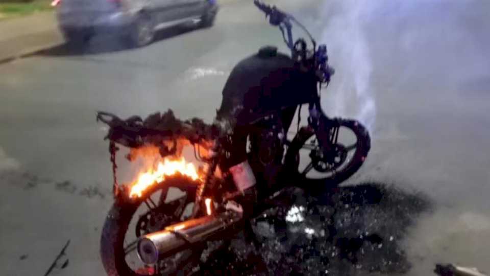 manejaba-sin-licencia-y-prendio-fuego-su-moto-durante-un-control-de-transito