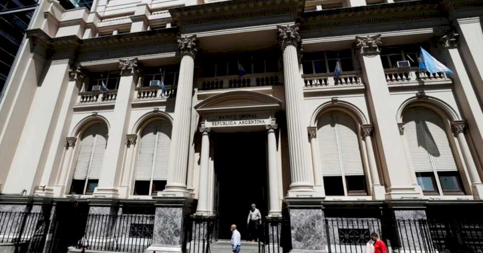 Mientras Caputo desaconseja irse al dólar, el Banco Central vendió US$ 106 millones, el monto más alto en el último mes