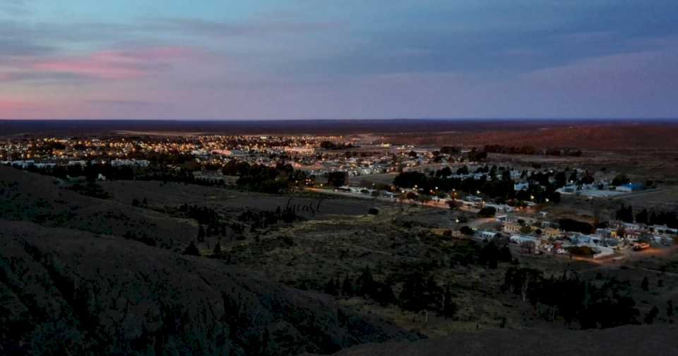 es-el-unico-pueblo-que-goberno-pichetto,-lo-quebro-carlos-menem-y-ahora-espera-renacer-al-sacarle-una-megainversion-de-ypf-kicillof