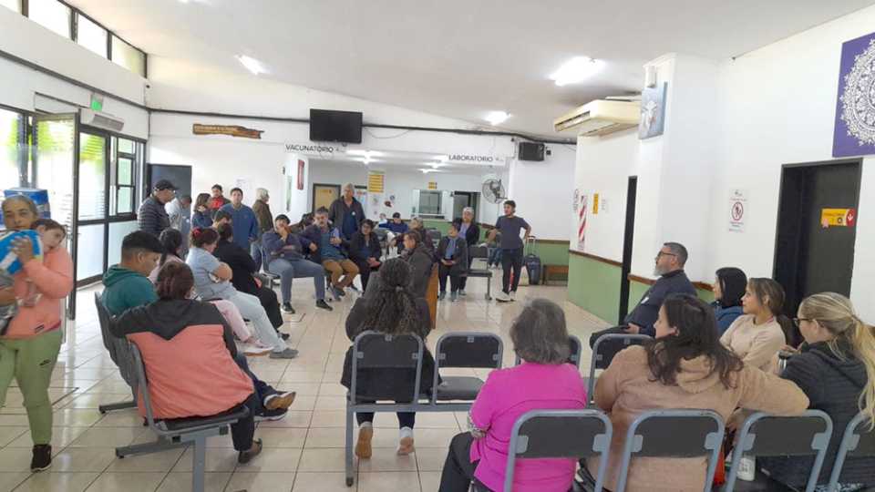 tras-rechazar-el-6%,-trabajadores-de-salud-se-declararon-en-asamblea-permanente