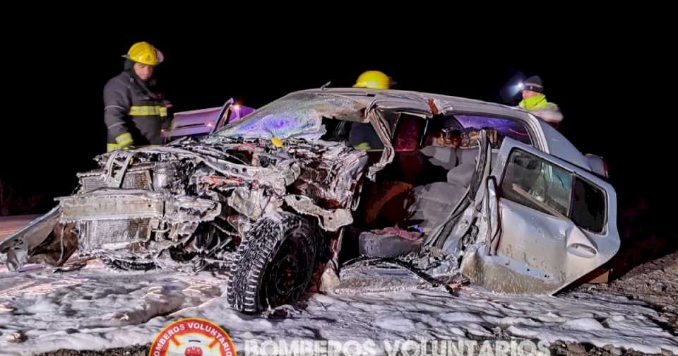 dos-heridos-en-un-fuerte-choque-frontal-sobre-ruta-40,-en-san-martin-de-los-andes:-uno-de-ellos-habia-quedado-atrapado