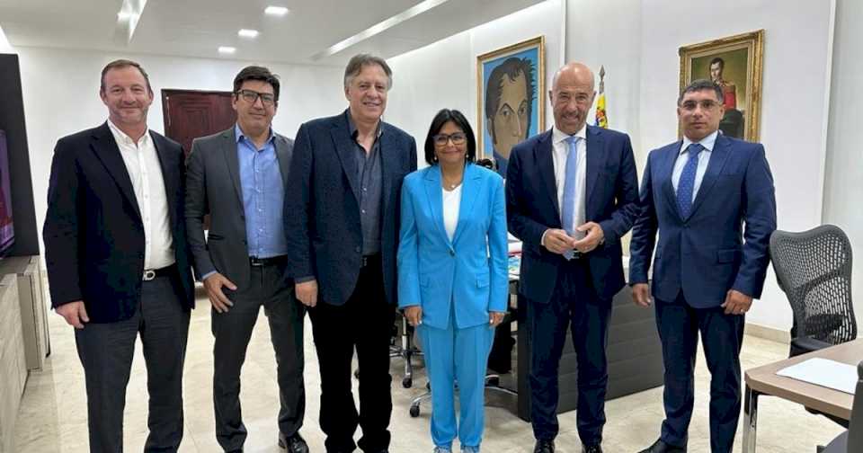 cristobal-lopez-quiere-comprar-areas-de-ypf-y-ampliar-su-negocio-petrolero:-su-viaje-a-la-venezuela-de-nicolas-maduro-para-expandirse-en-la-region