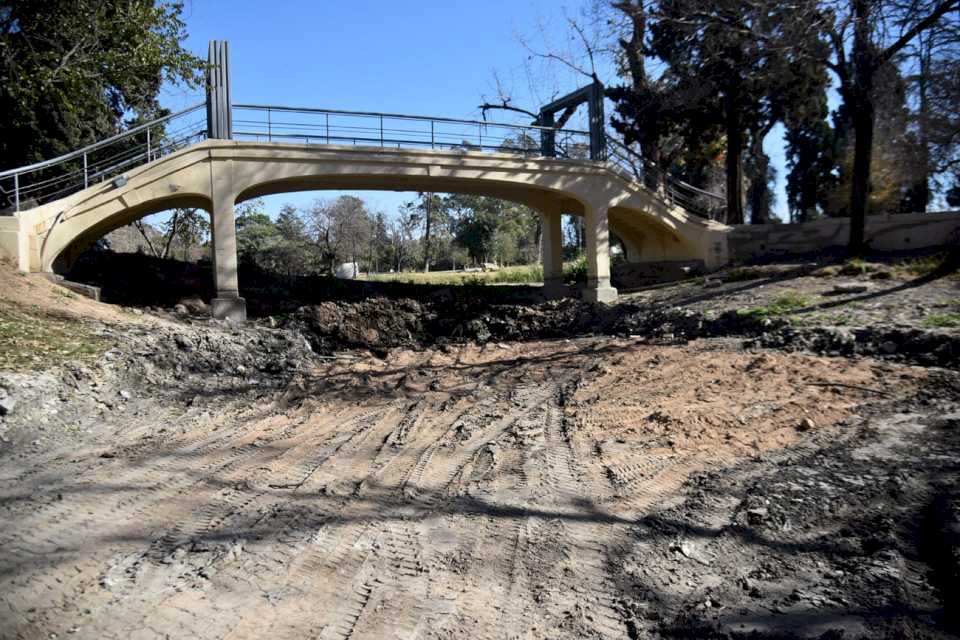 para-recuperarlo,-secan-por-tramos-el-lago-del-parque-sarmiento