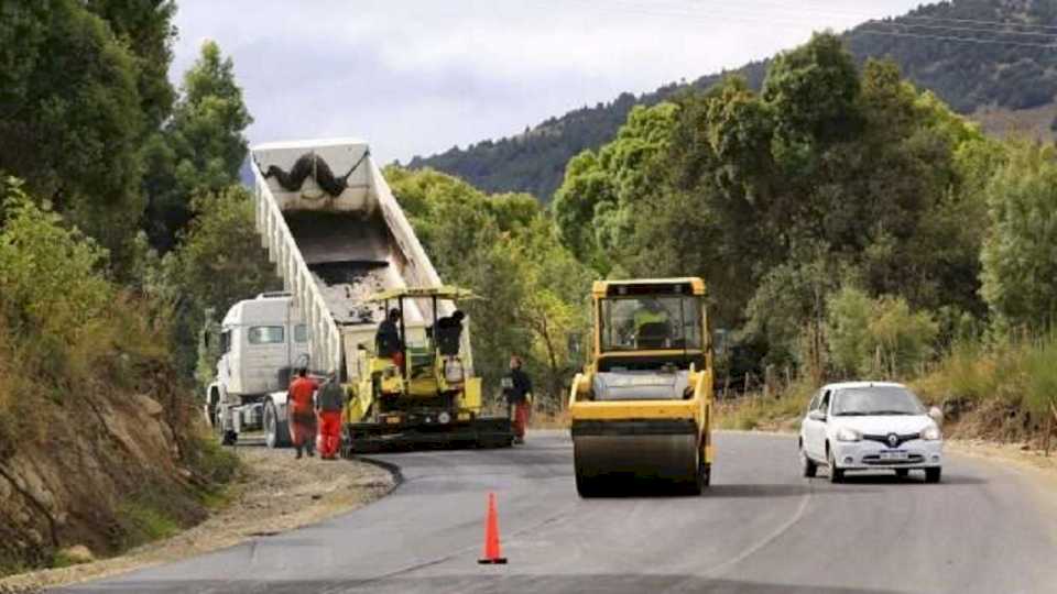 a-traves-de-un-prestamo,-anunciaron-la-finalizacion-del-asfalto-de-la-ruta-provincial-62-camino-al-lago-lolog