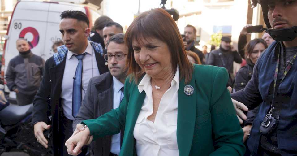 Patricia Bullrich dijo que el PRO debe decidir si es oficialista u opositor y contó 200 funcionarios de ese partido en el Gobierno