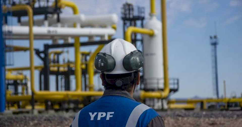 YPF avanza con la venta de yacimientos: uno por uno, todos los interesados en quedarse con ellos