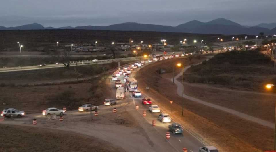 inicio-de-clases-y-caos-en-el-transito:-embotellamientos-en-la-demorada-obra-de-la-ruta-28 