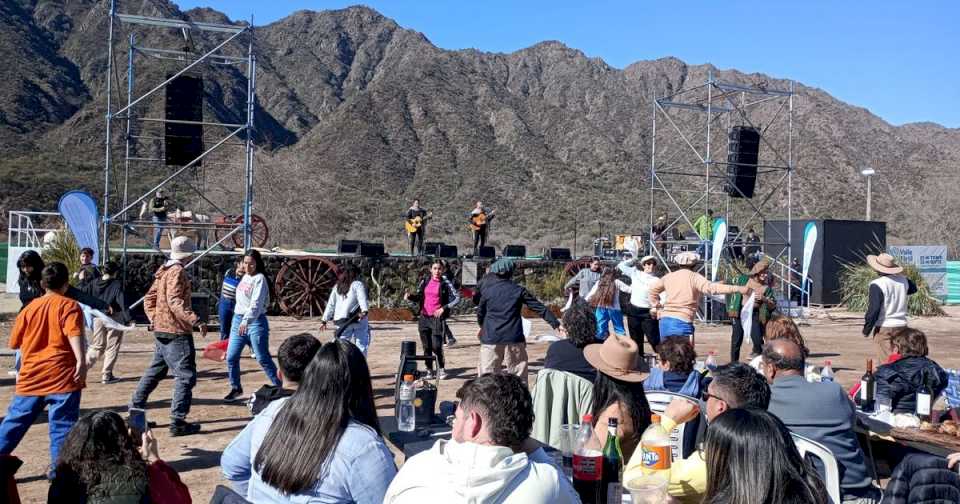 canto-y-baile-con-un-impresionante-telon-de-fondo:-la-perla-de-la-fiesta-del-chivo