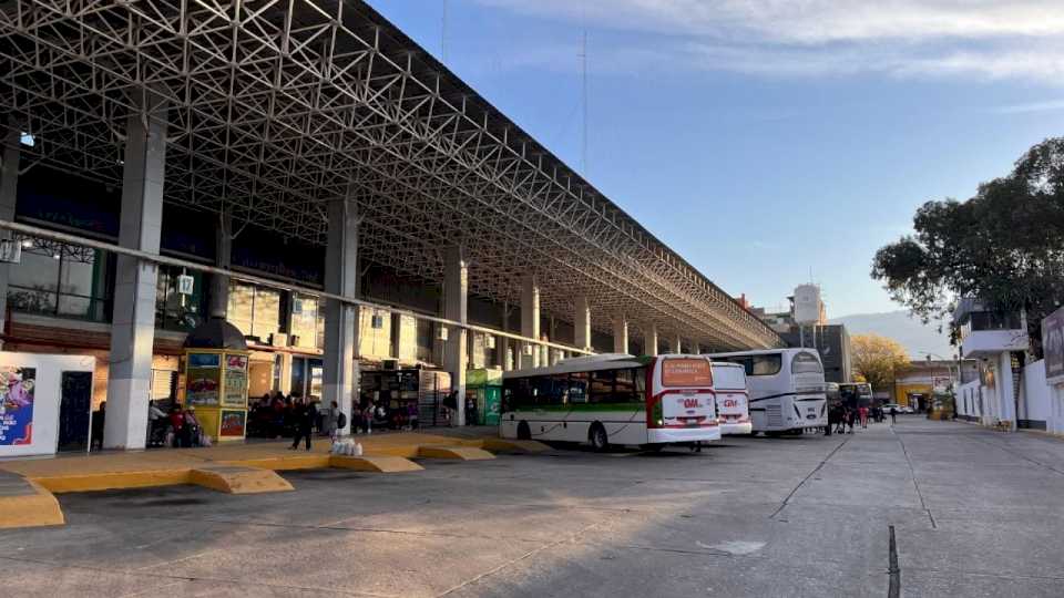 gran-movimiento-en-la-terminal-de-omnibus-despidiendo-las-vacaciones:-«el-ano-que-viene-vamos-a-volver»