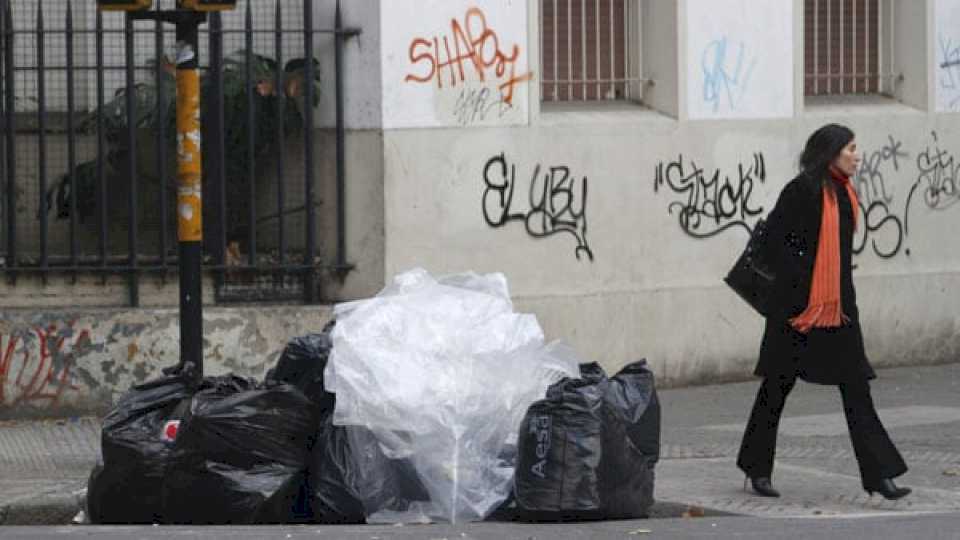 en-medio-del-conflicto-por-la-recoleccion-de-basura-en-caba,-un-camion-volco-residuos-sobre-una-avenida