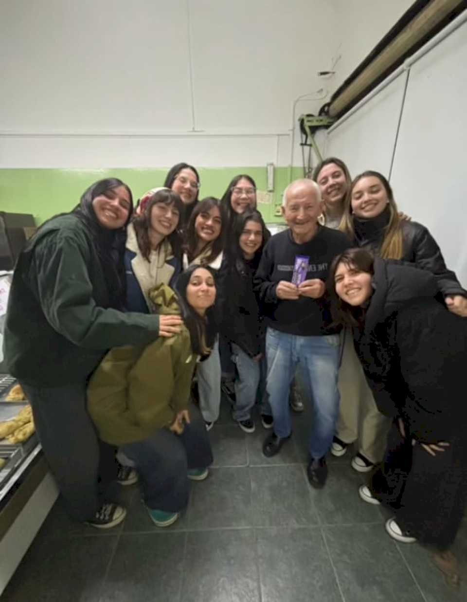 el-tierno-regalo-de-un-grupo-de-amigas-con-un-abuelo-que-las-atendio-en-una-pizzeria