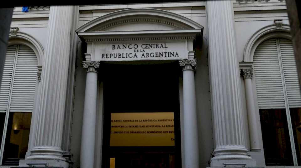 Plazo fijo: el Banco Central reconoció que la tasa de interés todavía es negativa y no descarta una suba