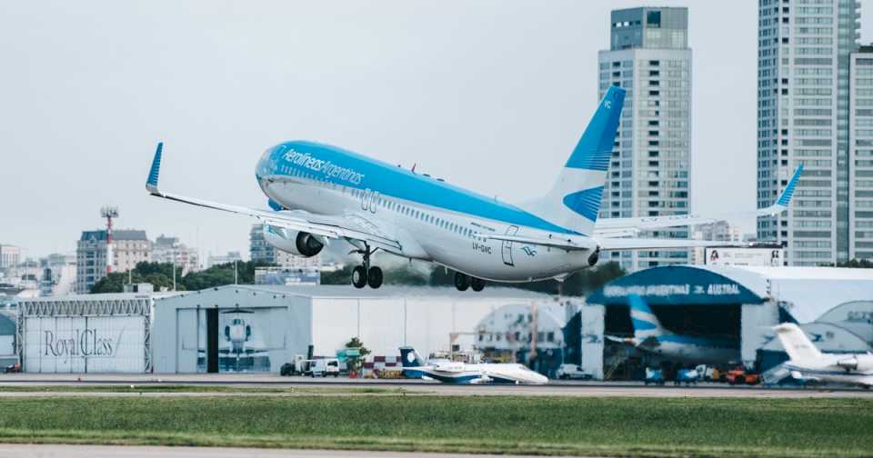 primer-desembolso-de-la-era-milei-a-aerolineas-argentinas:-le-transfieren-subsidios-por-67-millones-de-dolares