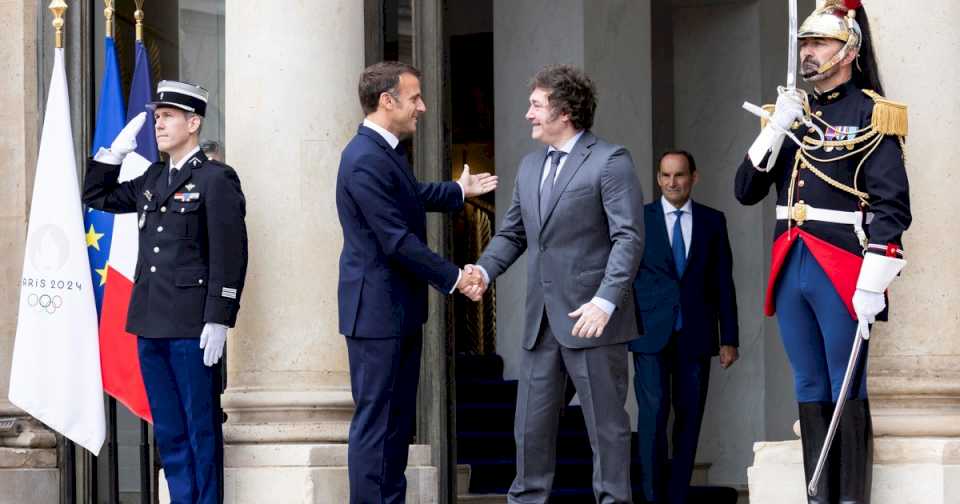 javier-milei-se-reunio-con-emmanuel-macron-antes-de-la-fiesta-inaugural-de-los-juegos-olimpicos:-hablaron-de-«estrechar-lazos»