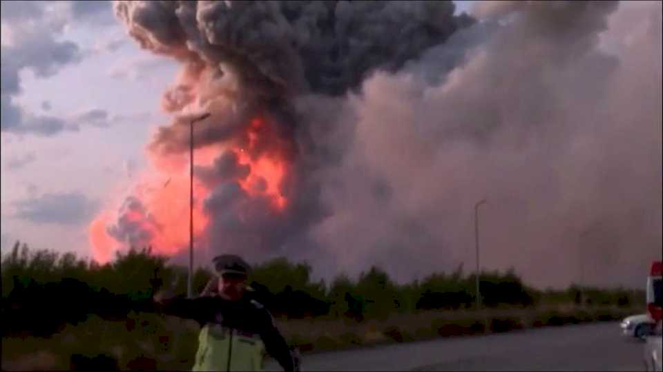 espectaculares-imagenes-del-incendio-de-una-empresa-pirotecnica-en-bulgaria