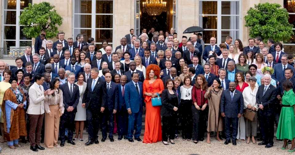 javier-milei-tapado-y-karina-de-blanco,-la-accidentada-foto-de-familia-de-emmanuel-macron-con-los-jefes-de-estado-antes-de-la-apertura-de-los-juegos-olimpicos-2024