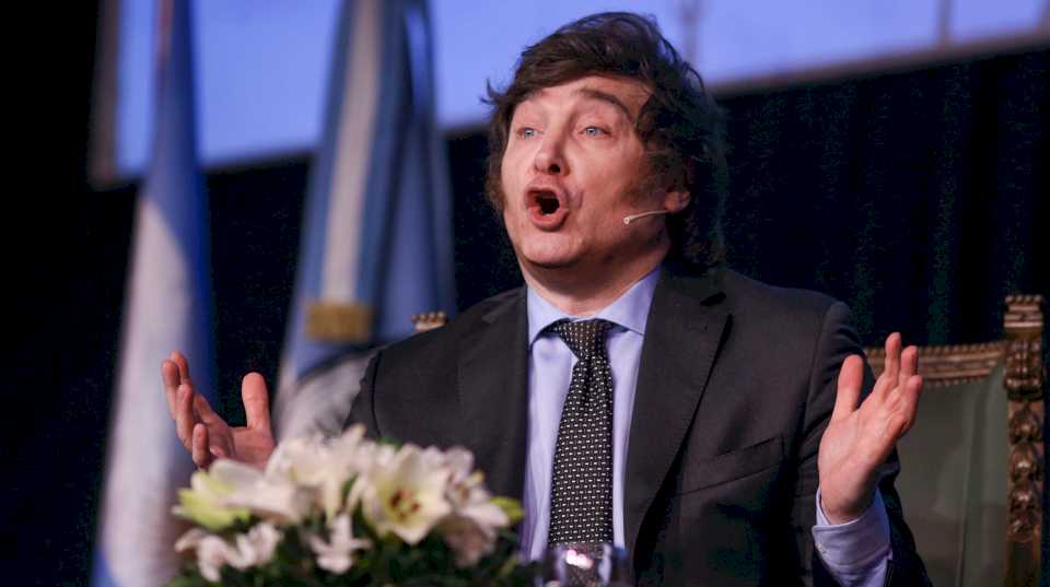 Tras su viaje a París, Javier Milei regresa hoy a la Argentina con la mira puesta en el discurso en La Rural