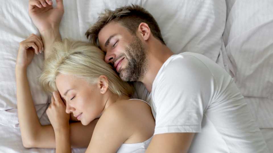 abrazar-a-tu-pareja-al-dormir:-que-significa-segun-la-psicologia