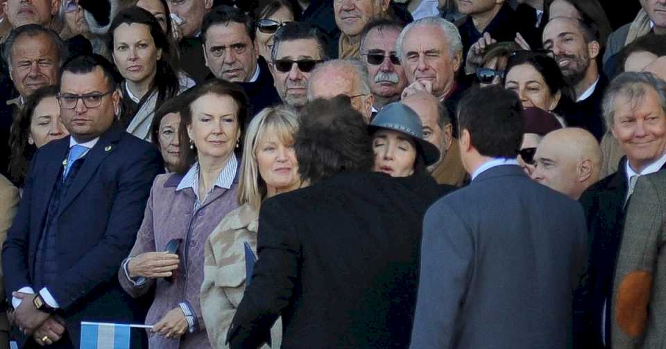 el-saludo-al-paso-de-javier-milei-a-victoria-villarruel-en-la-rural-y-la-curiosa-instantanea-del-reencuentro-con-karina