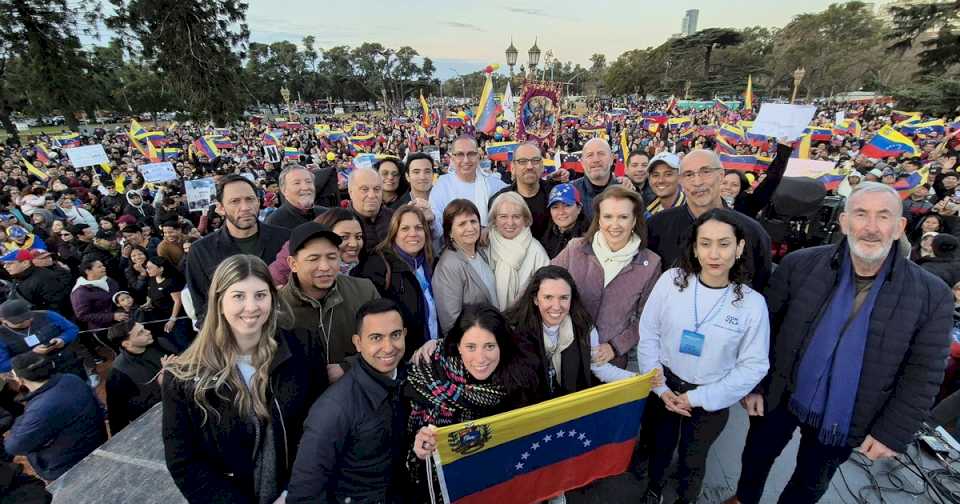 funcionarios-de-venezuela-cruzan-a-patricia-bullrich,-por-su-presencia-en-la-manifestacion-en-la-zona-de-la-embajada-en-buenos-aires