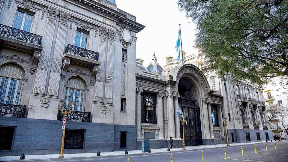 El gremio de diplomáticos presentó un amparo para frenar el cobro del Impuesto a las Ganancias