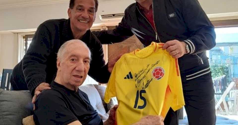 Néstor Lorenzo visitó a Carlos Bilardo y le regaló una camiseta de la Selección Colombia subcampeona de la Copa América