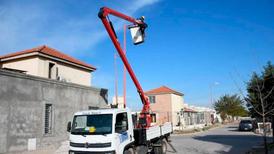 la-municipalidad-trabajo-en-la-reconversion-de-luminarias-en-el-barrio-lomas-del-golf