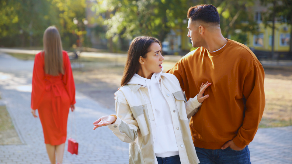 mirar-a-otra-persona-cuando-estas-en-pareja-¿es-infidelidad-o-no?